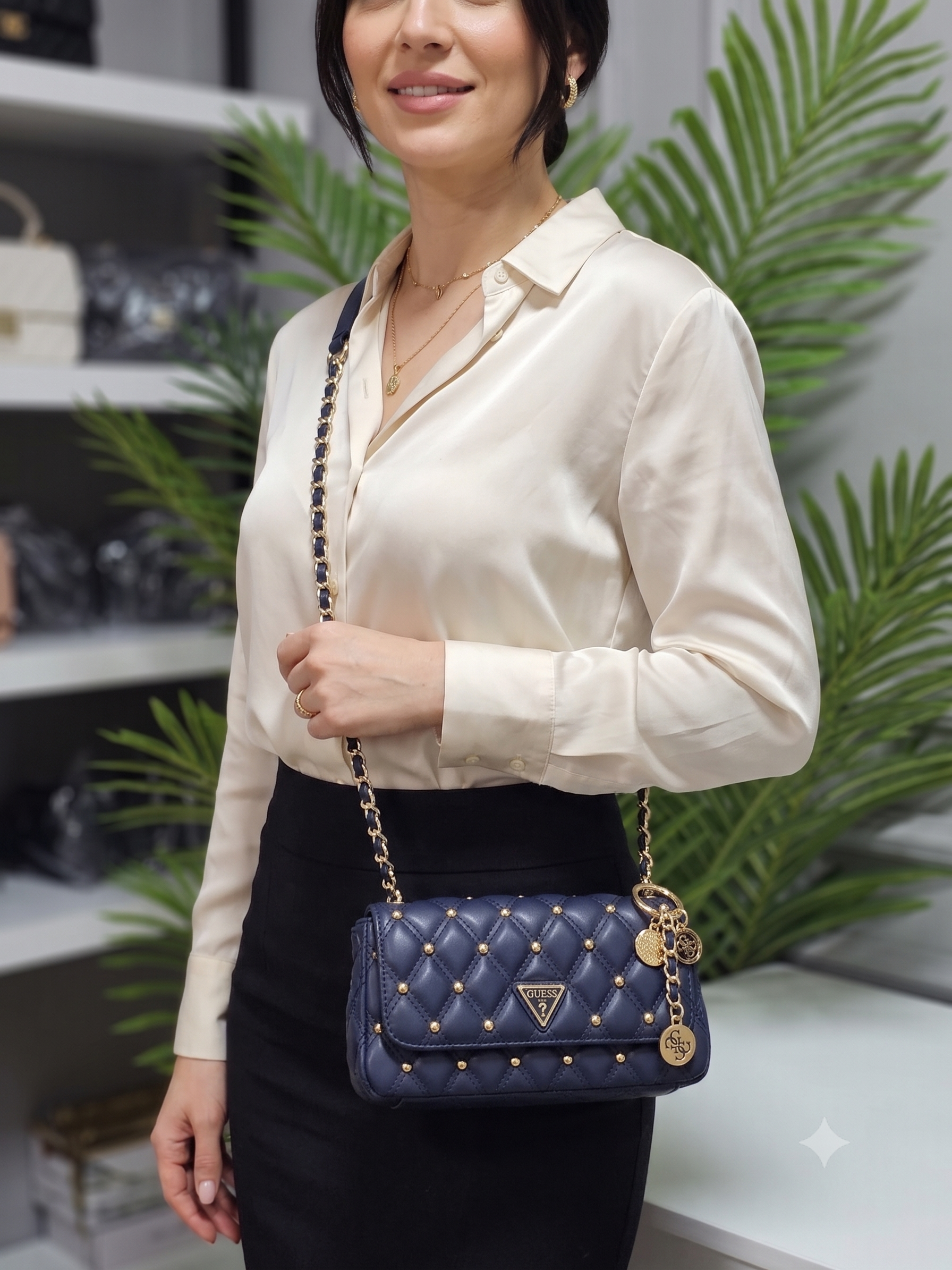 Guess Stella Lacivert Kapitoneli Zımbalı Çapraz Çanta