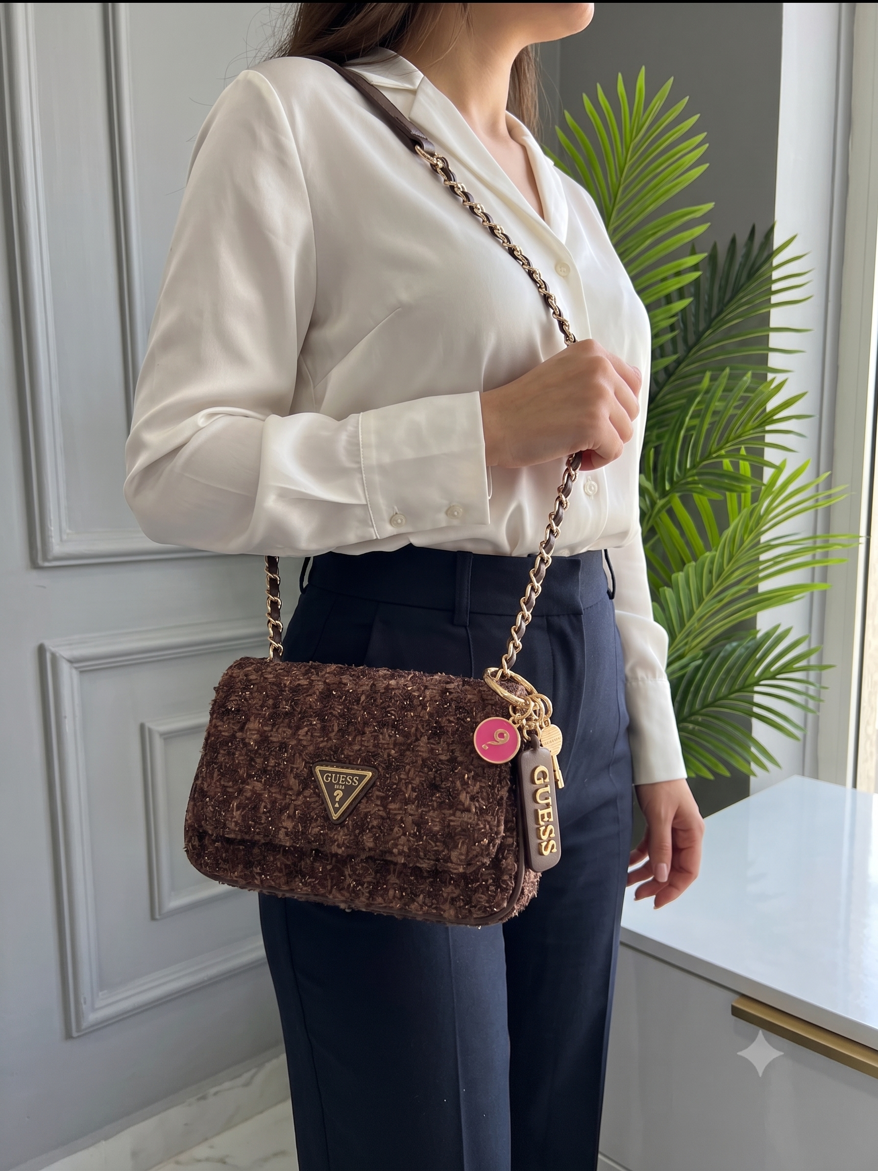 Guess Clara Kahverengi Tüvit Dokulu Zincirli Çapraz Çanta