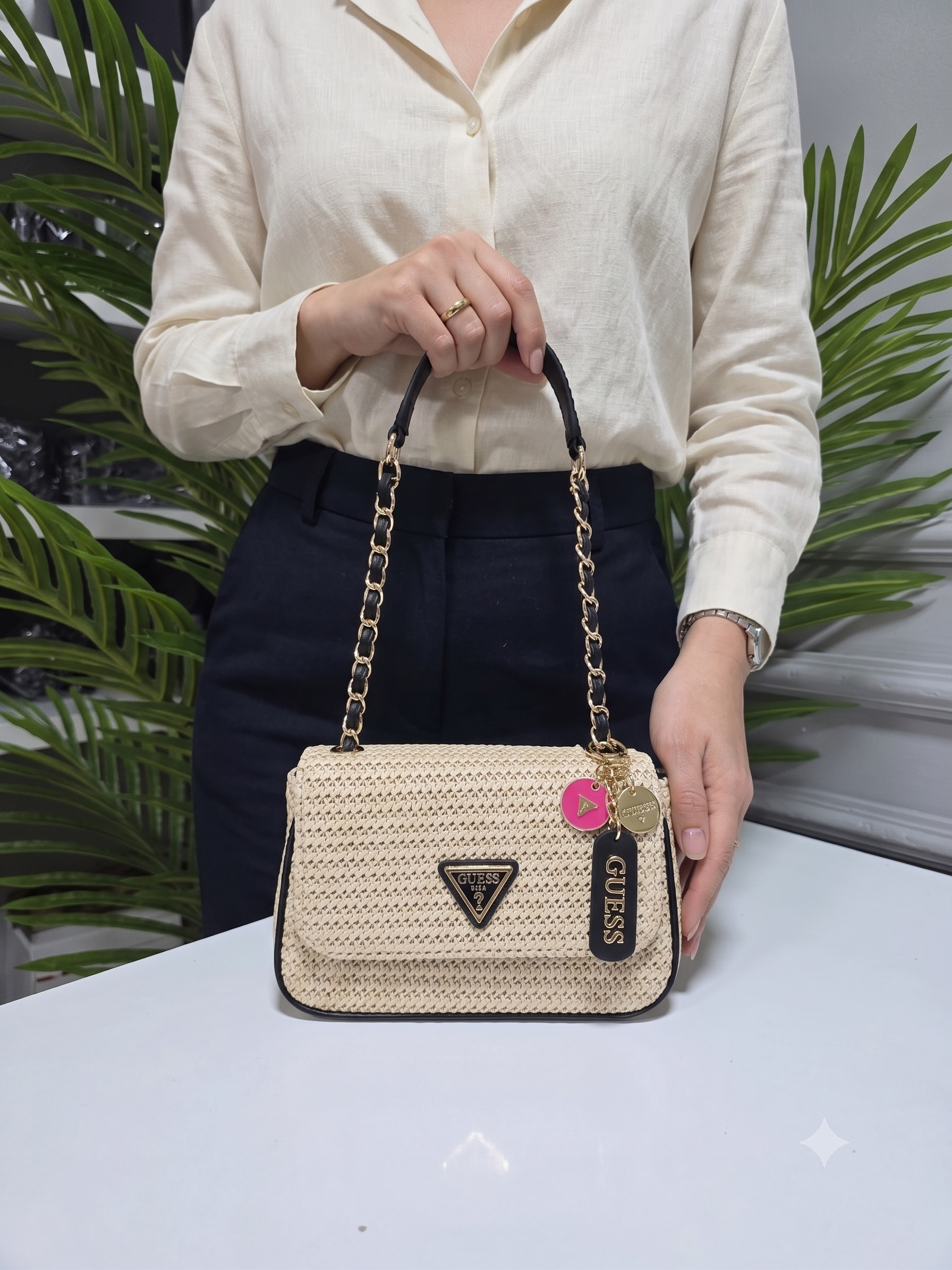 Guess Clara Bej Hasır Dokuma Siyah Detaylı Çapraz Çanta