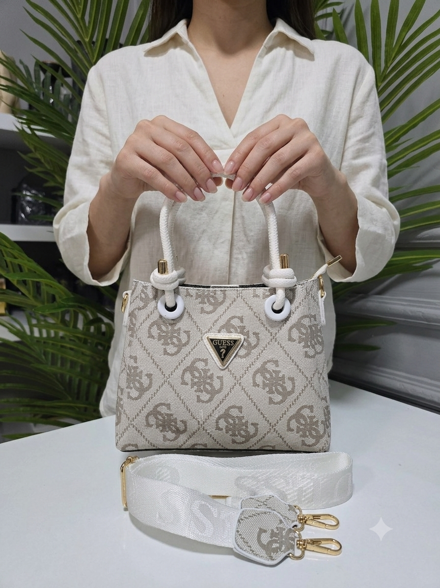 Guess Monogram Beyaz Detaylı El ve Omuz Çantası