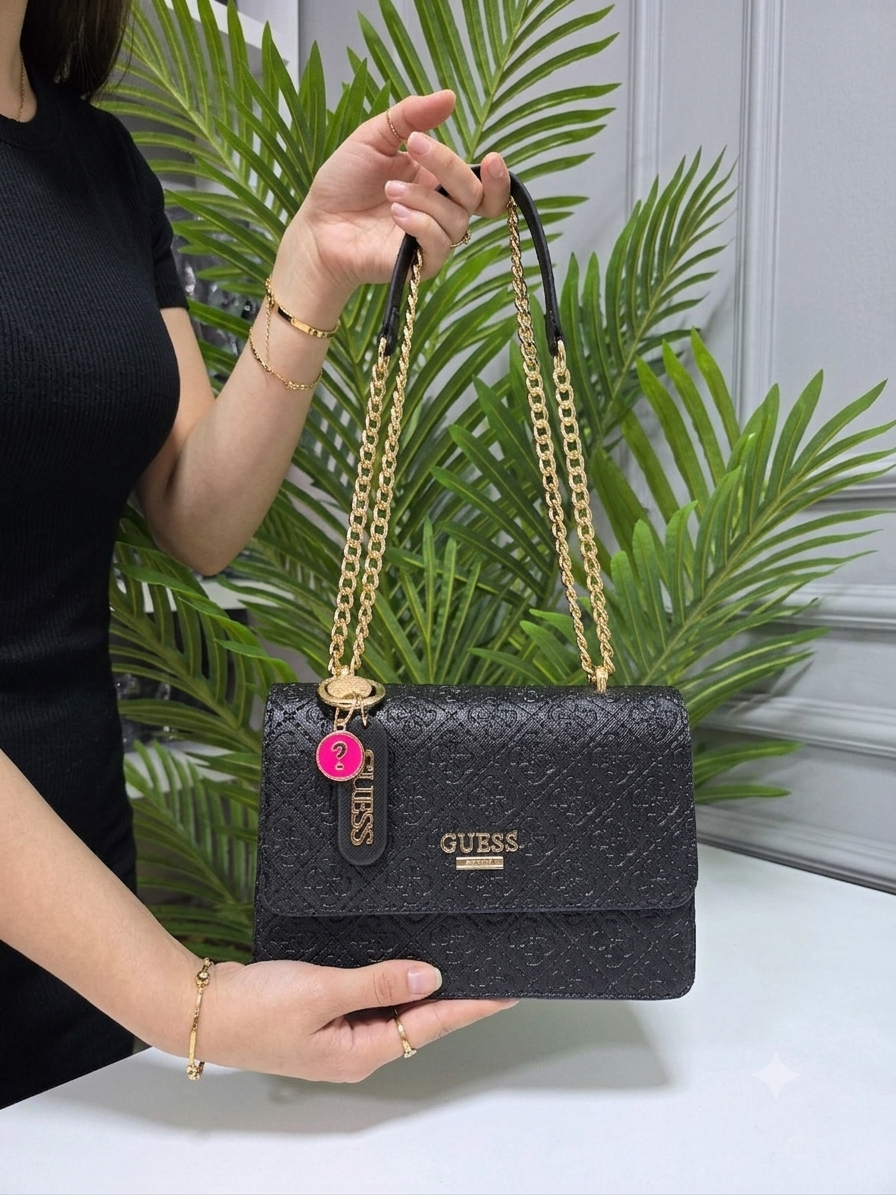 Guess Siyah Kabartmalı Monogram Zincirli Çapraz Çanta