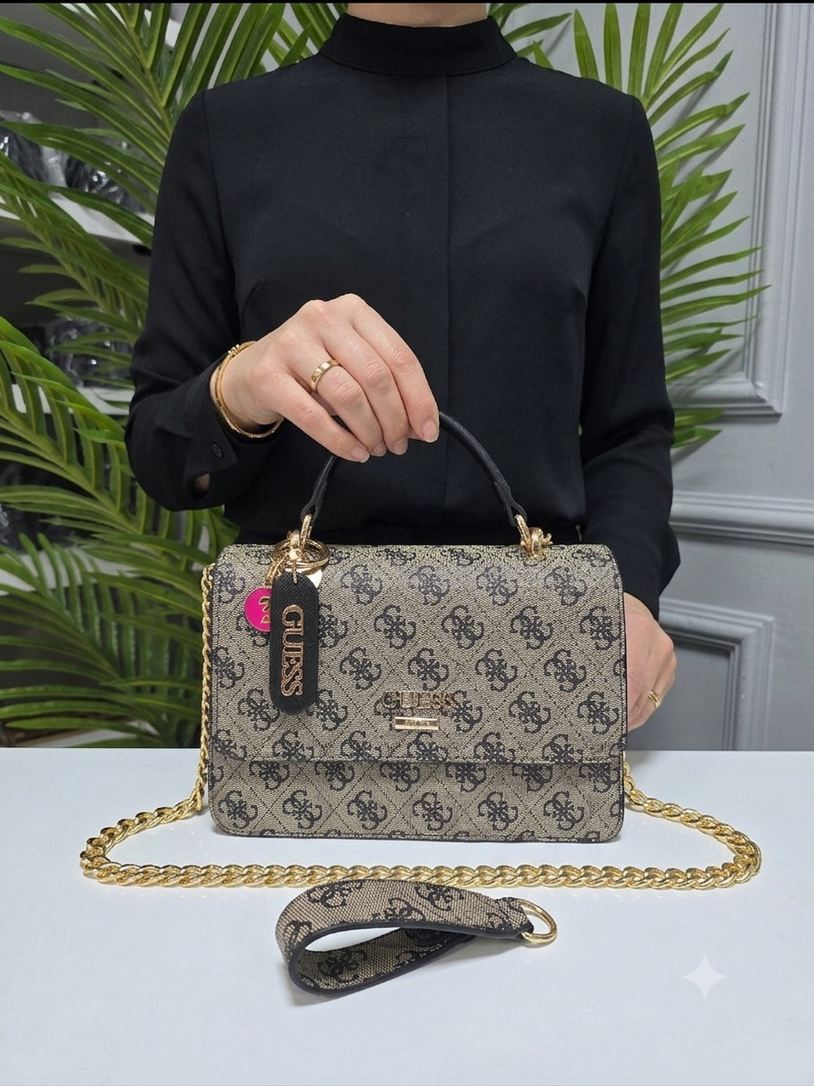 Guess Monogram Desenli Zincirli Çapraz Çanta