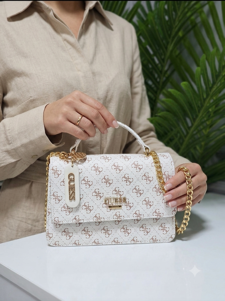 Guess "Glamour" Serisi Beyaz Monogram Zincirli Çapraz Çanta