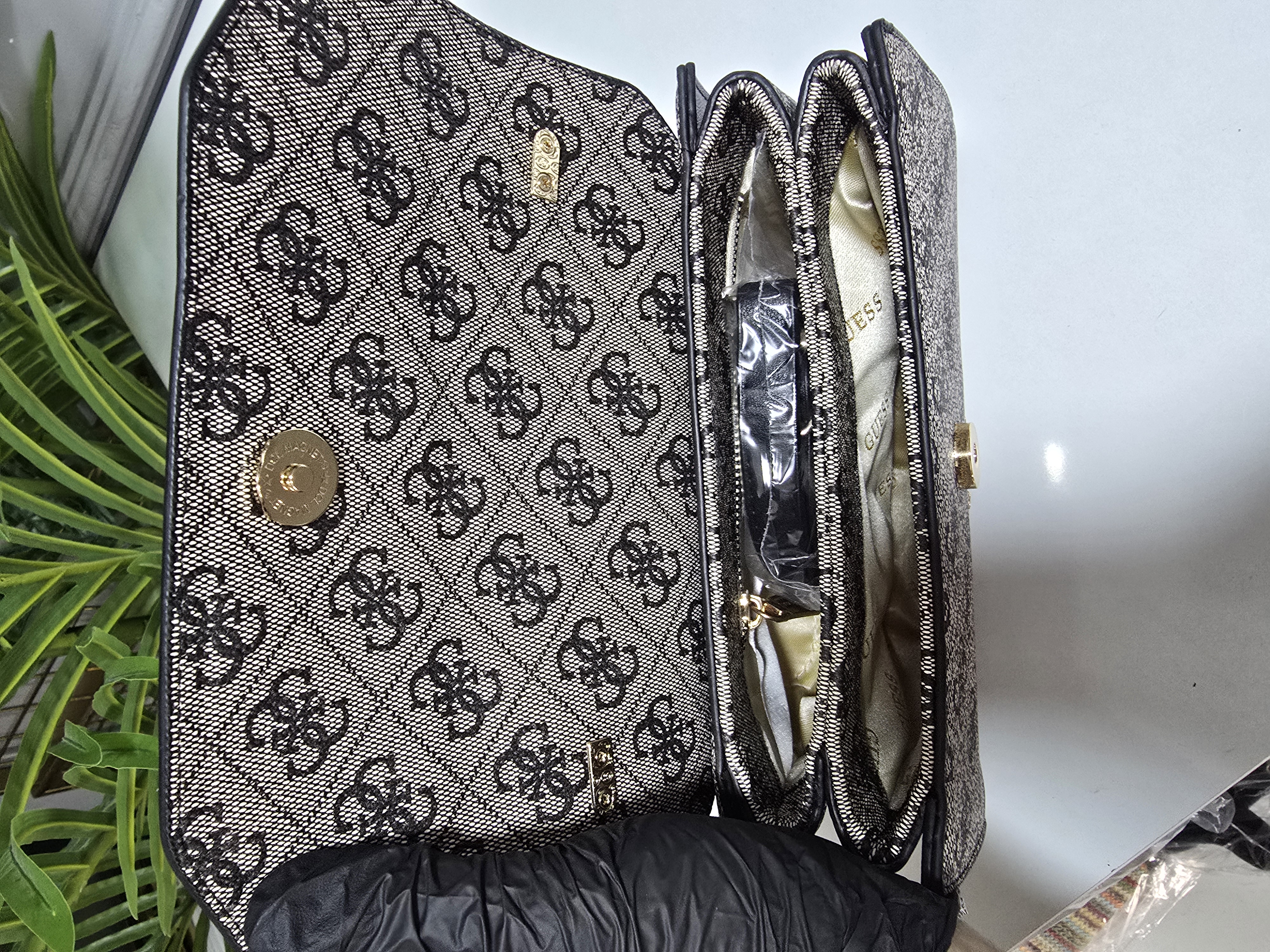 Guess Monogram Desenli Siyah Detaylı Klasik "G" Tokalı El ve Omuz Çantası