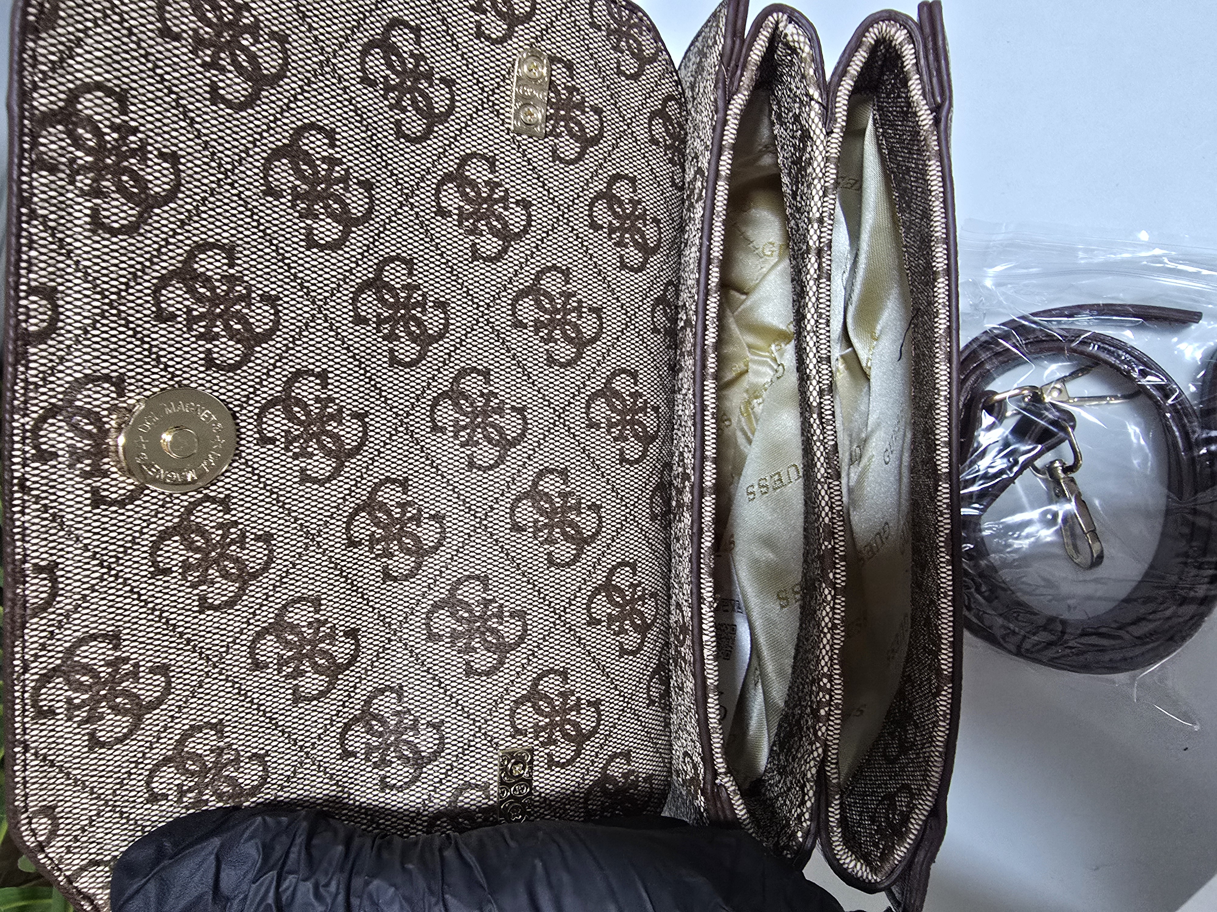 Guess Monogram Desenli Kahverengi Detaylı Klasik "G" Tokalı El ve Omuz Çantası
