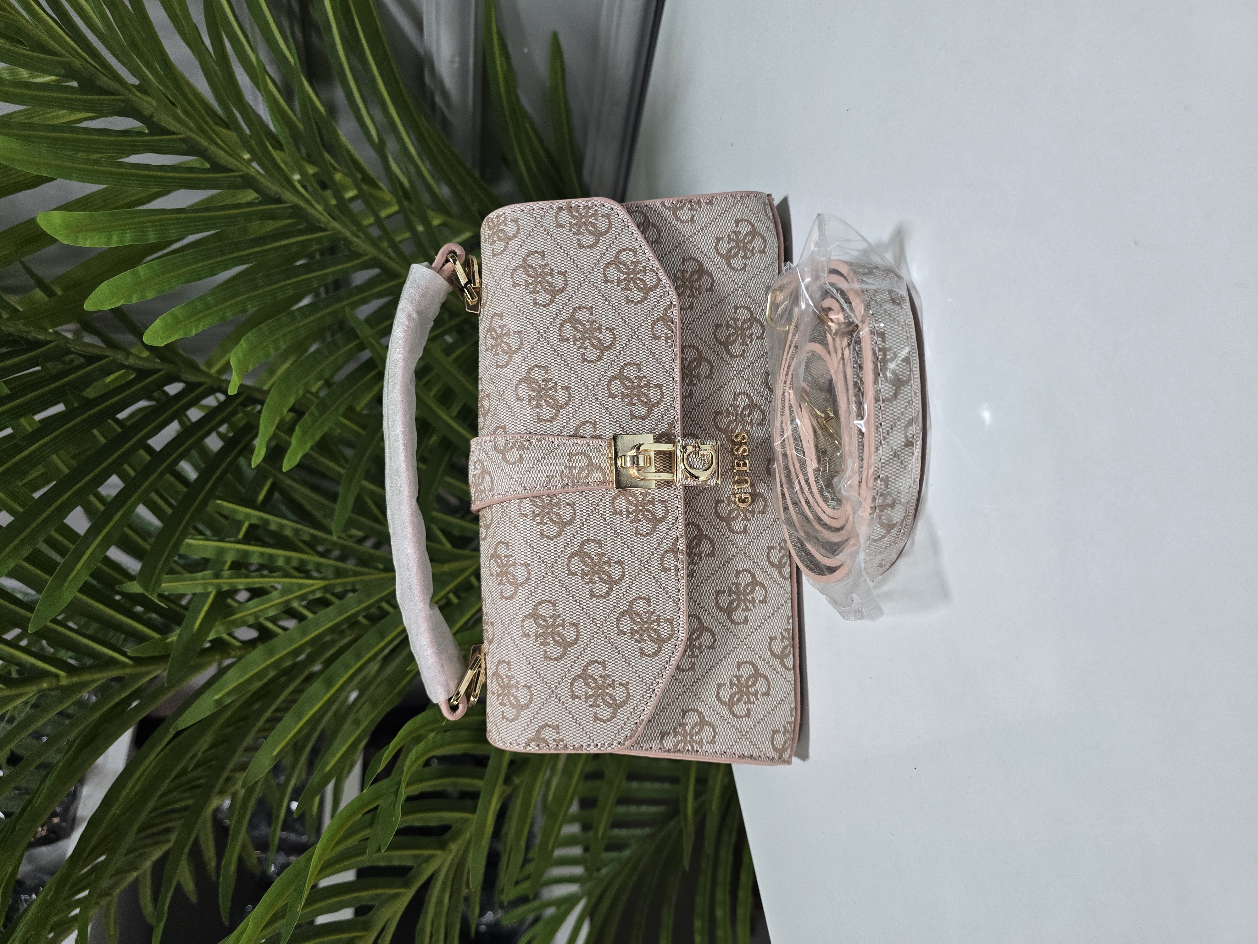 Guess Monogram Desenli Pudra Pembe Detaylı Klasik "G" Tokalı El ve Omuz Çantası