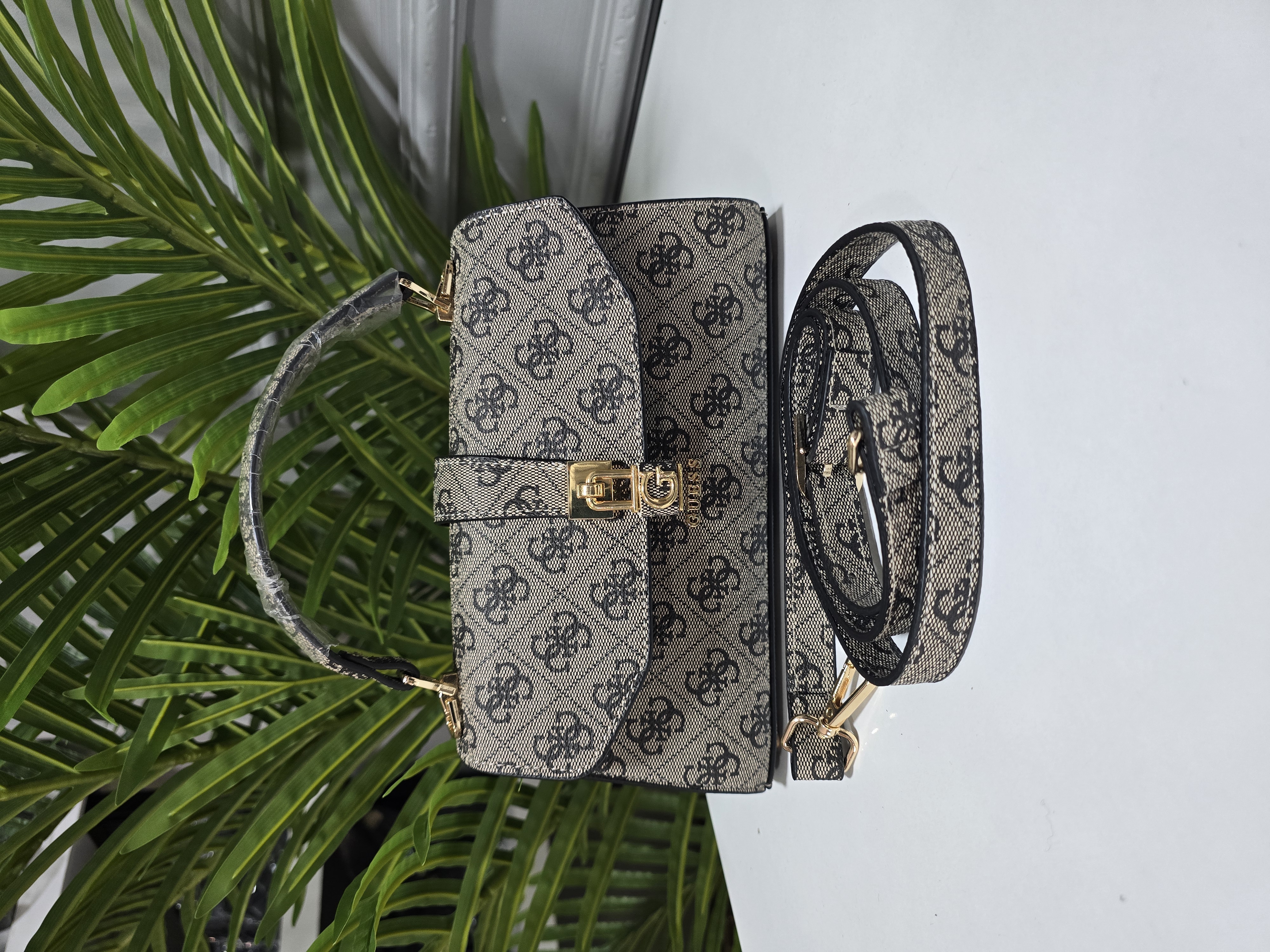 Guess Monogram Desenli Siyah Şeritli Klasik "G" Tokalı El ve Omuz Çantası