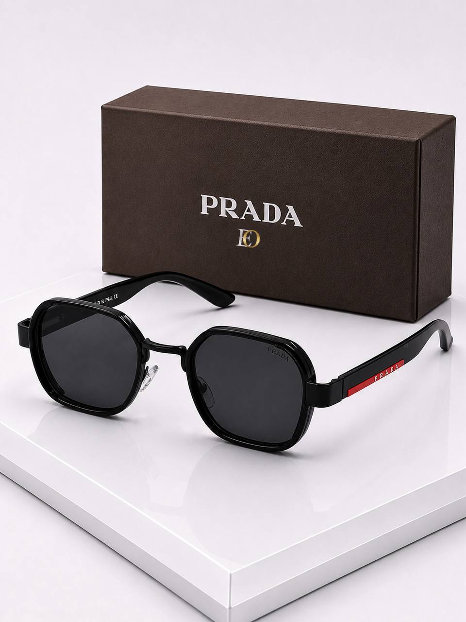 Prada Siyah Çerçeveli Kırmızı Detaylı Siyah Camlı Lüks Geometrik Güneş Gözlüğü