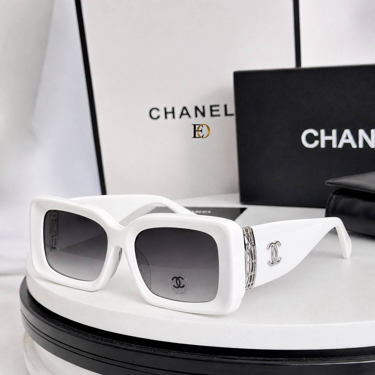 Chanel Beyaz Kalın Dikdörtgen Çerçeveli Gümüş Detaylı Degrade Siyah Güneş Gözlüğü